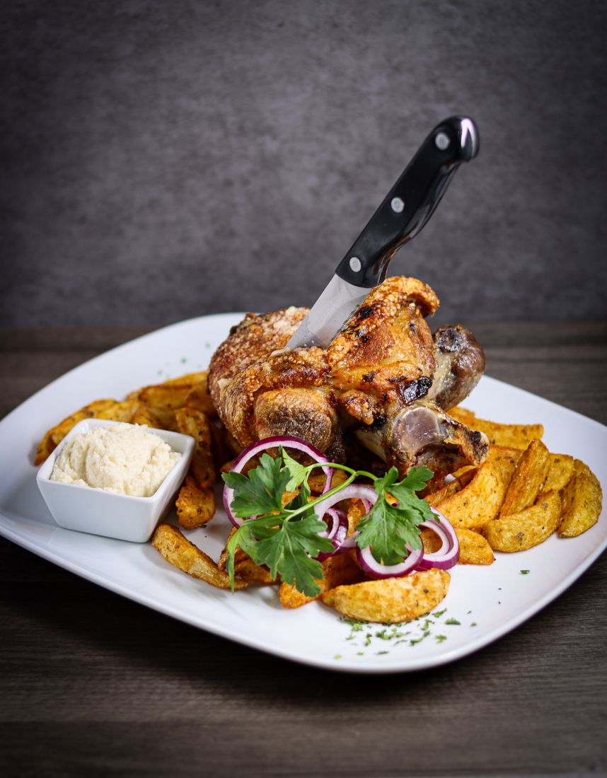 Egészben sült ropogós csülök steak burgonyával és tormával