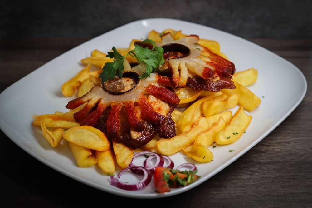 Grillezett hús hasábburgonyával és lilahagymával Grillezett hús hasábburgonyával és lilahagymával